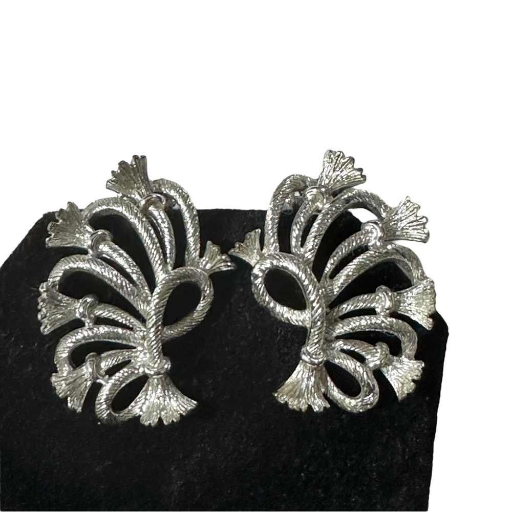Signed Lisner Silver Tone Exquisitely Designed Floral Bouquet Clip On Earrings